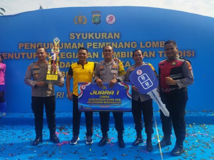 Kapolsek Bojongsari, Kompol Fauzan Thohari, menerima penghargaan Juara 1 Lomba Kebersihan dan Pelayanan dari Kapolda Metro Jaya di Lapangan Presisi, Jakarta (4/7/2025). Foto: Harnas.id/ Agung