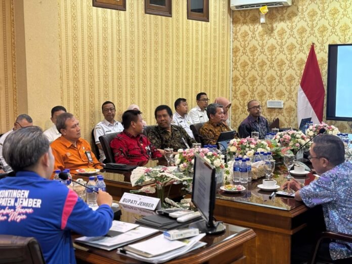 BP Taskin Deputi BP-Taskin RI Dr. Zaidirina bersama jajaran Pemkab Jember saat kunjungan kerja memperkuat sinergi percepatan pengentasan kemiskinan di daerah. Foto: Istimewa