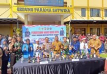 Polresta Bogor Kota Musnahkan 17 Ribu Botol Miras, Tekan Angka Kriminalitas hingga 40 Persen Kapolresta Bogor Kota, Kombes Pol Eko Prasetyo, memimpin langsung pemusnahan 17 ribu botol miras hasil operasi gabungan di Mapolresta Bogor Kota, Selasa (8/7/2025). Foto: Harnas.id/ Hadi