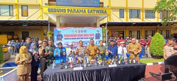 Kapolresta Bogor Kota, Kombes Pol Eko Prasetyo, memimpin langsung pemusnahan 17 ribu botol miras hasil operasi gabungan di Mapolresta Bogor Kota, Selasa (8/7/2025). Foto: Harnas.id/ Hadi