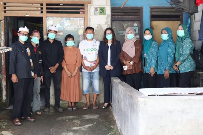 TBC Petugas kesehatan melakukan pemantauan rutin terhadap pasien TBC sebagai bagian dari implementasi program inovatif ‘Pentas Baris’. Foto: Harnas.id/ Hadi