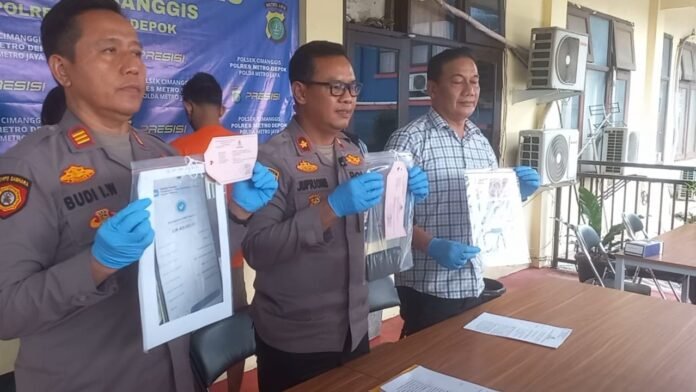 Polsek Cimanggis Petugas Polsek Cimanggis menunjukkan barang bukti penipuan QRIS yang dilakukan pasangan suami istri di Depok. (Foto: Dok. Polsek Cimanggis)