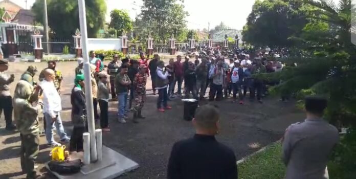 Puluhan warga dari tiga desa di Tamansari, Bogor, mendatangi kantor kecamatan untuk menuntut penghentian proyek PT PMC yang dinilai belum berizin dan meresahkan warga, Kamis (10/7/2025). Foto: Harnas.id/ Istimewa