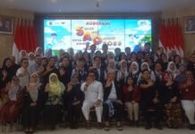 Lima Suara Anak Kota Bogor Disampaikan Langsung ke Wali Kota, Fanator Dorong Aksi Nyata Pemkot Wali Kota Bogor Dedie A. Rachim bersama Ketua Forum Anak Kota Bogor (Fanator), Radipta Azki Athaya, saat menerima lima poin aspirasi anak dalam kegiatan Audiensi Suara Anak Daerah di Balai Kota Bogor, Kamis (10/7/2025). Foto: Harnas.id/ Hadi