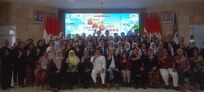 Wali Kota Bogor Dedie A. Rachim bersama Ketua Forum Anak Kota Bogor (Fanator), Radipta Azki Athaya, saat menerima lima poin aspirasi anak dalam kegiatan Audiensi Suara Anak Daerah di Balai Kota Bogor, Kamis (10/7/2025). Foto: Harnas.id/ Hadi