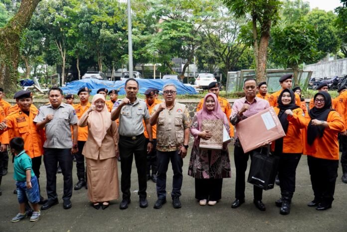 Sekda Kota Bogor Denny Mulyadi memimpin prosesi serah terima jabatan Kepala Pelaksana BPBD dari Hidayatulloh kepada Dimas Tiko Prahadisasongko, Jumat (11/7/2025). Foto: Harnas.id/ Hadi