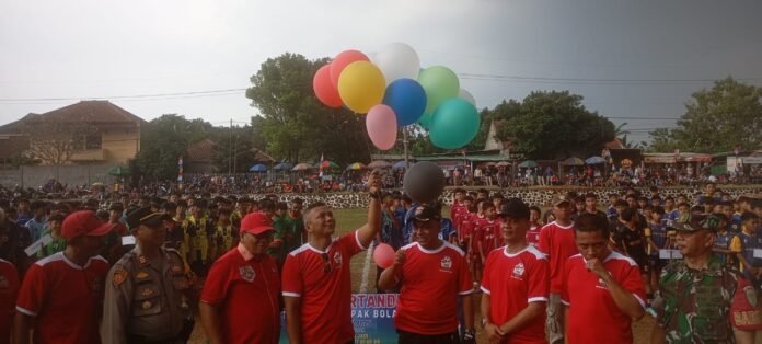 Wali Kota Bogor, Jenal Mutaqin, resmi membuka Turnamen Sepak Bola Fauzi Cup ke-IV 2025 di Lapangan Taman Genteng, Kota Bogor, yang melibatkan 20 tim sepak bola U-15 dalam kompetisi selama satu bulan. Foto: Harnas.id/ Hadi