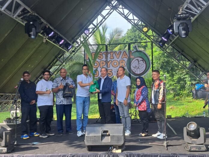 Wali Kota Bogor, Dedie A. Rachim, meresmikan Festival Kopyor 2025 di Kebun Kelapa Kopyor, yang menjadi momentum penting untuk mewujudkan Bogor sebagai City of Gastronomy. Foto: Harnas.id/ Hadi