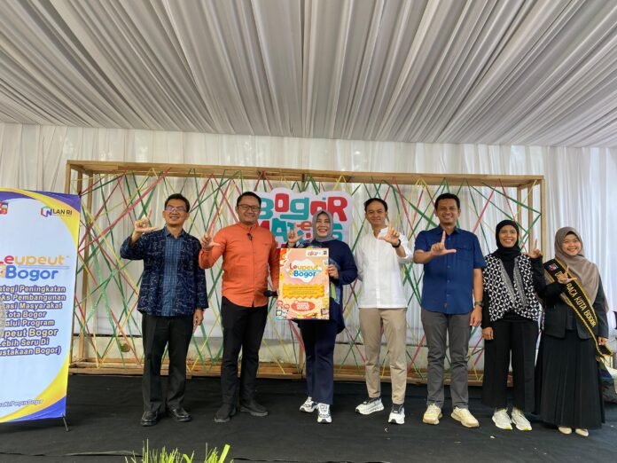 Kepala Dinas Pariwisata dan Kebudayaan, Iceu Pujiati, meresmikan Program Leupeut Bogor yang bertujuan mentransformasi Perpustakaan Kota Bogor menjadi pusat kolaborasi komunitas literasi dan kreasi, bertepatan dengan Hari Buku Nasional 2025. Foto: Pemkot Bogor