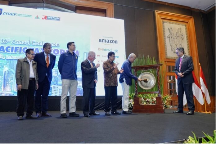 Foto dokumen INDEF (dari kanan ke kiri): Dato’ Hj. Abd Aziz Bin Abu Bakar - Presiden Malaysian Associa,on of Tax Accountants/MATA, Prof. Anggito Abimanyu - Wakil Menteri Keuangan Republik Indonesia; Prof. Didik J Rachbini - Founder dan Ekonom Senior INDEF; Daniel WiQ – Presiden ITIC; Bimo Wijayanto – Dirjen Perpajakan Kementerian Keuangan Indonesia; Hafiz Choudhury – Principal The M Group Inc; Prof. Didin S Damanhuri – Ekonom Senior INDEF