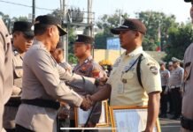 Dua Warga Kota Depok Terima Penghargaan dari Polres Metro Depok atas Aksi Heroik Gagalkan Pencurian Kapolres Metro Depok, Kombes Pol Abdul Waras, memberikan penghargaan kepada Tri Agus Wiyono dan Burhanudin atas aksi heroik mereka menggagalkan pencurian di Bojongsari, Depok. Foto: Harnas.id/ Agung