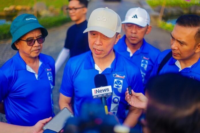 Wali Kota Bogor, Dedie A. Rachim, memberikan sambutan hangat pada IDX Channel x Sinarmas Land Golf Tournament 2025 di Rancamaya Golf and Country Club, berharap turnamen ini akan memperkuat sinergi antar sektor dan memajukan perekonomian daerah. Foto: Istimewa