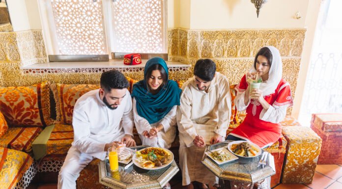 Pentingnya Silaturahmi dalam Islam: Membina Keharmonisan Sosial Berdasarkan Al-Qur’an dan Hadist Nabi Muhammad SAW Ilustrasi silaturahmi dalam Islam, yang mengajarkan pentingnya menjaga hubungan baik dengan keluarga dan sesama umat untuk meraih keberkahan dan keselamatan dunia akhirat. Foto: Istimewa