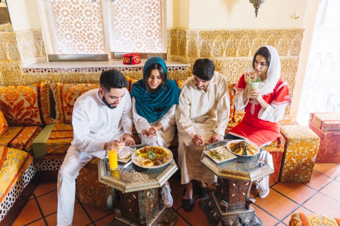 Silaturahmi Ilustrasi silaturahmi dalam Islam, yang mengajarkan pentingnya menjaga hubungan baik dengan keluarga dan sesama umat untuk meraih keberkahan dan keselamatan dunia akhirat. Foto: Istimewa