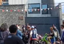 Rumah Ahmad Sahroni Digeruduk Massa, Barang-barang Dijarah Ratusan massa menggeruduk rumah anggota DPR Ahmad Sahroni di Tanjung Priok, Jakarta Utara, Sabtu (30/8/2025). Aksi tersebut menyebabkan kerusakan pada properti dan barang-barang dijarah, sebagai bentuk protes terhadap pernyataan kontroversial Sahroni. Foto: Istimewa