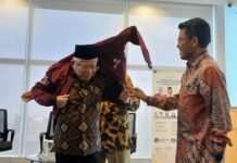 Diskusi Paramadina dan CSED Indef Bahas Urgensi Lembaga Penjamin Simpanan Emas di Bank Syariah KH Ma'ruf Amin, mengenakan jaket, saat setelah memberikan pandangannya dalam diskusi di Universitas Paramadina mengenai pentingnya lembaga penjamin simpanan emas di bank syariah. Foto: Harnas.id/ Istimewa