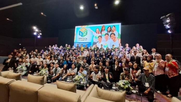 Delegasi Indonesia Malaysia dan Thailand berfoto bersama di South Ex 2025, PSU Convention Hall, Thailand, (11/8). Foto: IBIK