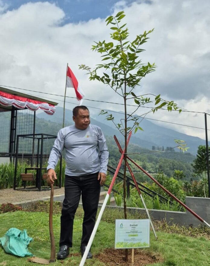 Ketua Gerakan Cinta Prabowo H. Kurniawan menanam pohon di kawasan Puncak Ajip, Bogor, sebagai bentuk kepedulian lingkungan. Foto: Harnas.id