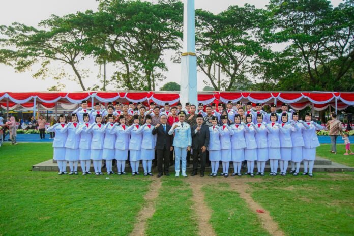 Wali Kota Bogor Dedie A. Rachim memimpin upacara peringatan HUT RI ke-80 dengan penuh khidmat di Lapangan Sempur. Foto: Pemkot Bogor