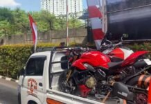 Dua Motor Ducati Diduga Barang Bukti OTT Wamenaker Immanuel Ebenezer Tiba di KPK Dua motor Ducati berwarna merah diduga barang bukti OTT Wamenaker Immanuel Ebenezer tiba di Gedung Merah Putih KPK, Jakarta, Kamis (21/8/2025). Foto: Tangkapan Layar