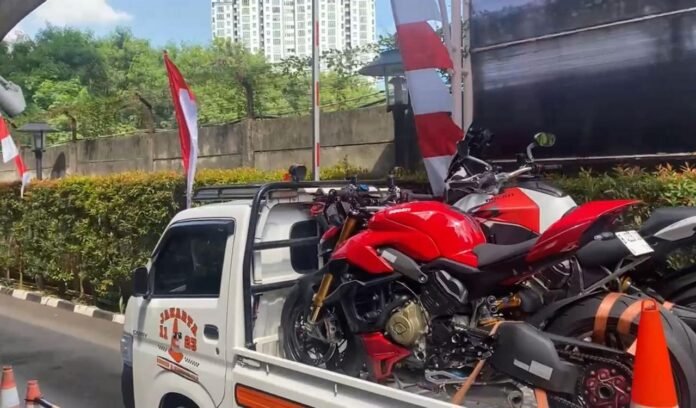 Dua motor Ducati berwarna merah diduga barang bukti OTT Wamenaker Immanuel Ebenezer tiba di Gedung Merah Putih KPK, Jakarta, Kamis (21/8/2025). Foto: Tangkapan Layar