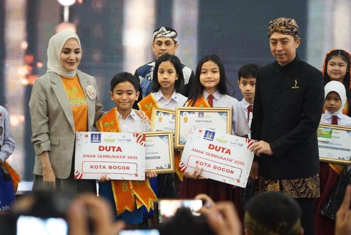 Ketua TP PKK Kota Bogor sekaligus penggagas Serbukatif, Yantie Rachim, bersama para Duta Serbukatif 2025 usai dikukuhkan di Ballroom Hotel Pajajaran Suite, Kamis (21/8/2025). Foto: Pemkot Bogor