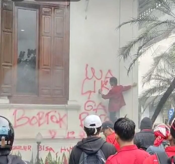 Bangunan cagar budaya di kompleks Balaikota Bogor rusak akibat aksi vandalisme saat demonstrasi, Kamis (21/8/2025). TACB Kota Bogor mengecam keras perusakan tersebut. Foto: Harnas.id/ Istimewa