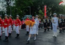 Paskibra SMA Kesatuan Kibarkan Merah Putih di Tugu Kujang, Peringati HUT ke-76 Sekolah Paskibra SMA Kesatuan Bogor mengibarkan Merah Putih di Tugu Kujang saat HUT sekolah ke-76, Kamis (22/8/2025). Foto: Harnas.id/ FMP