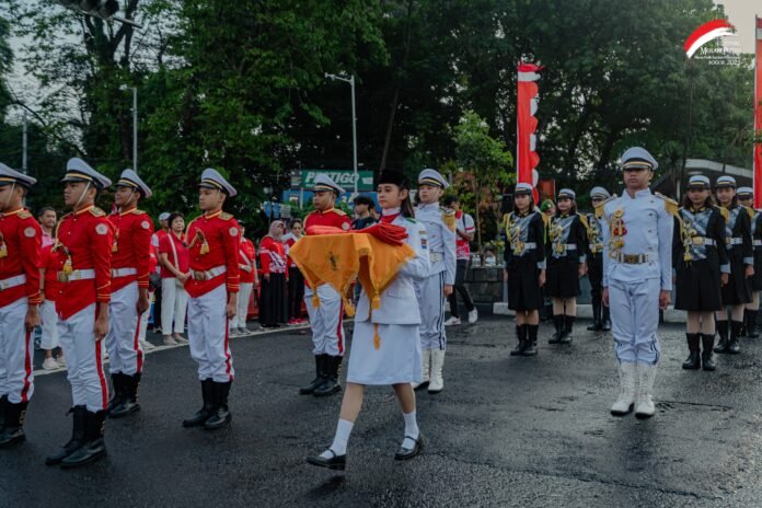 Paskibra Paskibra SMA Kesatuan Bogor mengibarkan Merah Putih di Tugu Kujang saat HUT sekolah ke-76, Kamis (22/8/2025). Foto: Harnas.id/ FMP