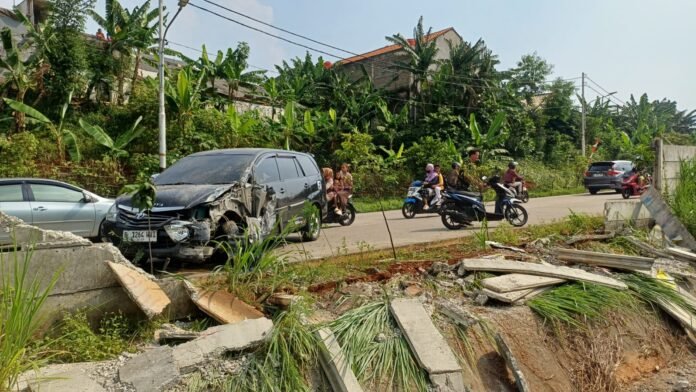 Mobil Toyota Innova ringsek setelah menabrak tembok pembatas di dekat Gerbang Tol Krukut 4, Limo, Depok, Jumat (22/8/2025). Polisi menduga pengemudi mengalami microsleep. Foto: Harnas.id/ Agung