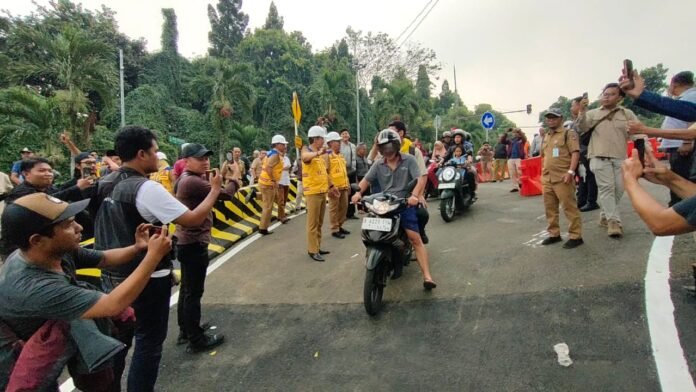 Batutulis Suasana pembukaan akses Jalan Danasasmita yang kini resmi dibuka khusus untuk kendaraan roda dua. Foto: Harnas.id/ Istimewa