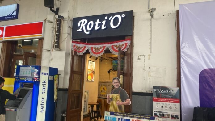 Roti O Gerai Roti O Peron Stasiun Bogor yang dikeluhkan konsumen terkait aturan pengambilan pesanan aplikasi, Kamis (28/8/2025). Foto: Harnas.id/ Istimewa