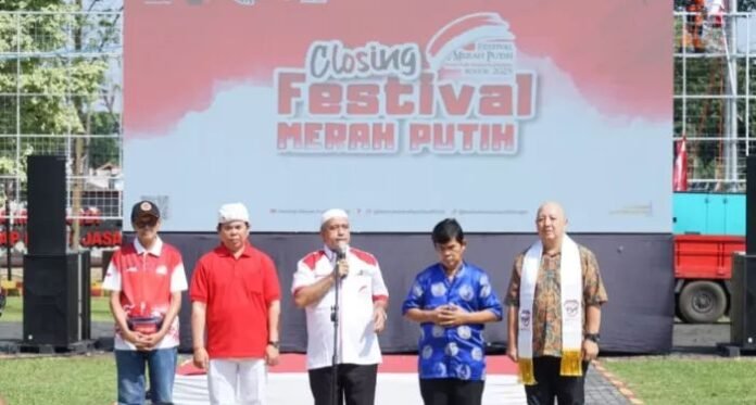 FMP 2025 Ketua Umum Festival Merah Putih 2025, Benyamin Mbooh, memimpin doa bersama lintas agama di penutupan FMP 2025 di Mako Resimen 1 Paspelopor Korbrimob, Kota Bogor, Minggu (31/8). Acara ini menegaskan semangat persatuan dan pesan NKRI harga mati. Foto: Harnas.id/ Istimewa