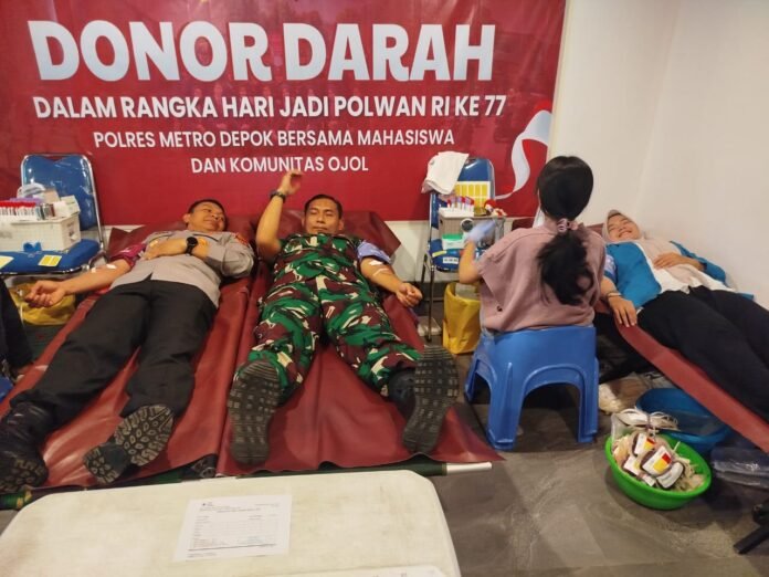 Donor Darah Polwan Polres Metro Depok bersama masyarakat mengikuti donor darah dalam rangka HUT ke-77 di Depok Open Space, Minggu (31/8/2025). Foto: Harnas.id/ Agung
