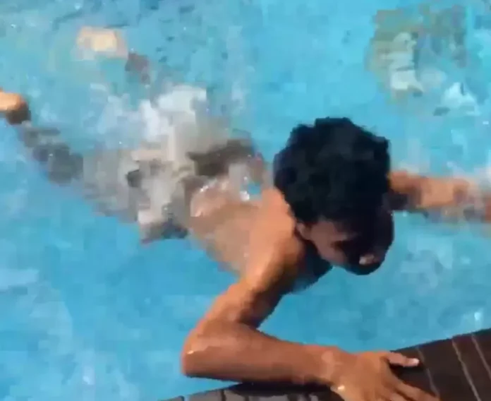 Renang Unik, seorang warga nekat berenang di kolam renang rumah Ahmad Sahroni di tengah aksi penjarahan yang berlangsung di Tanjung Priok, Jakarta Utara. Foto: Istimewa