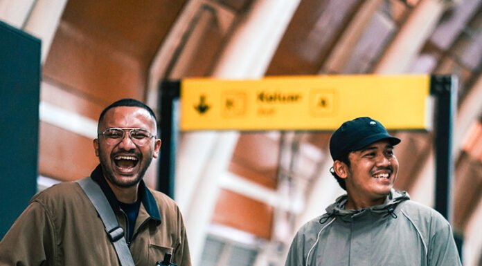 Setiap Langkah Punya Makna: Koleksi COMMUTER Hadir untuk Temani Rutinitas Kota Setiap langkah adalah pilihan baik—COMMUTER hadir dengan desain simpel, fungsional, dan nyaman dipakai sepanjang hari. Foto: GF