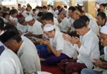 Rutan Depok Khusyuk Gelar Doa Bersama untuk Negeri Petugas dan warga binaan Rutan Kelas I Depok mengikuti doa bersama di Masjid Baiturrahman dengan penuh khidmat. Foto: Harnas.id/ Agung