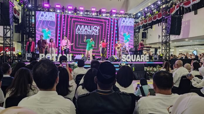 Penampilan Maliq D’Essentials memeriahkan puncak perayaan ulang tahun ke-19 Mal Botani Square di Kota Bogor, menghadirkan ribuan pengunjung dalam suasana aman dan tertib. Foto: Harnas.id