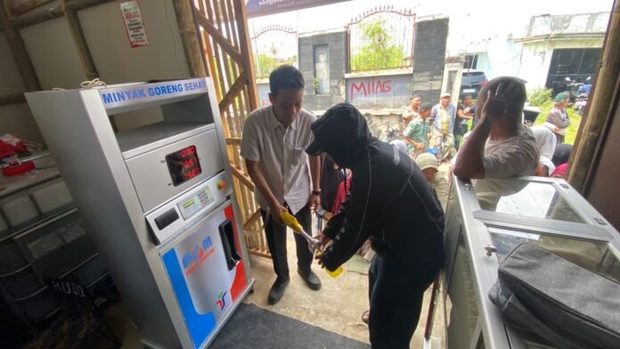 Pomindo Peresmian Pomindo Situ Gede, Kota Bogor: Layanan minyak goreng premium harga murah, bisa dibeli eceran mulai Rp1.000. Foto: Harnas.id/ IJS