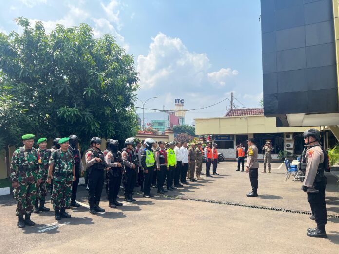 Polres Metro Depok Kapolres Metro Depok Kombes Pol Abdul Waras memimpin patroli skala besar bersama TNI, Satpol PP, dan Dishub untuk menjaga keamanan Kota Depok. Foto: Harnas.id/ Agung