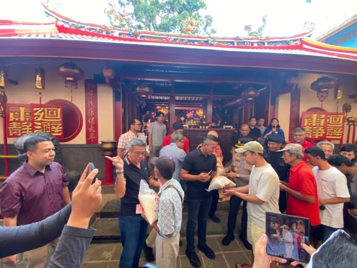 Bagi beras Suasana pembagian beras di Vihara Dhanagun Bogor dalam rangka bulan Cit Gwee, didukung Pemkot Bogor, Polresta Bogor Kota, dan Brimob, Senin (8/9/2025). Foto: Harnas.id/ IJS