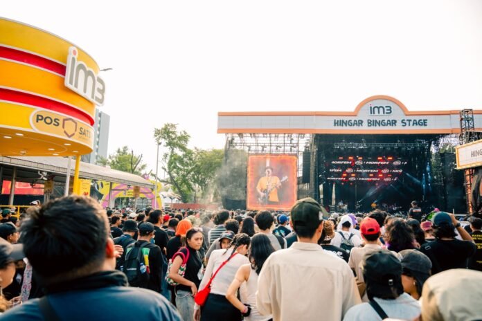 Indosat Pengunjung festival musik menikmati koneksi 5G stabil dari Indosat IM3 selama Bulan Pelanggan Nasional. Foto: Indosat