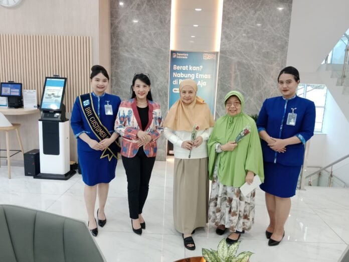 Hari Pelanggan Nasional BRI Branch Office (BO) Jakarta Pondok indah juga memeriahkan HPN dengan memberikan bingkisan kepada para nasabah. Foto: BRI