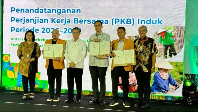 PTPN PT Perkebunan Nusantara III (Persero) bersama Federasi Serikat Pekerja Perkebunan Nusantara (FSPBUN) secara resmi menandatangani Perjanjian Kerja Bersama (PKB) Induk Periode 2026–2027. Foto: PTPN III