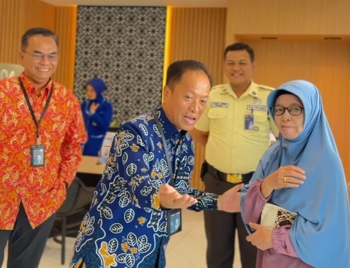 BRI BRI BO Jakarta Warung Buncit memeriahkan HPN 2025 dengan memberikan bingkisan kepada nasabah sebagai wujud apresiasi atas kepercayaan yang telah diberikan. Foto: BRI
