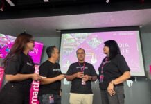 SMARTFREN Perluas Jangkauan Layanan di Indonesia Pasca Merger dengan XLSMART SF_2 : (ki-ka) Division Head Brand Communication SMARTFREN, Edtine Pamilien Gensana, Head of SMARTFREN Product, Astiyanto Tri Muktiwibowo, Chief Marketing Officer SMARTFREN XLSMART, Sukaca Purwokardjono dan Division Head Customer Success SMARTFREN, Rochelle Camasosa dalam acara media update SMARTFREN di Jakarta, Rabu (16/9). Foto: Smartfren