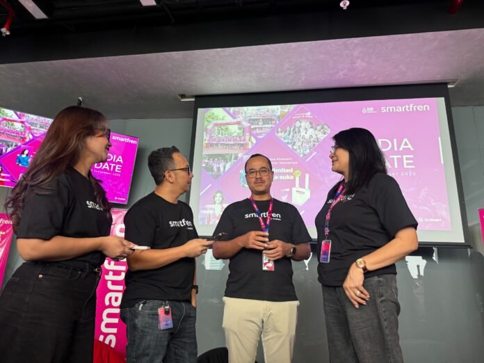 WhatsApp Image 2025-09-17 at 20.30.38 SF_2 : (ki-ka) Division Head Brand Communication SMARTFREN, Edtine Pamilien Gensana, Head of SMARTFREN Product, Astiyanto Tri Muktiwibowo, Chief Marketing Officer SMARTFREN XLSMART, Sukaca Purwokardjono dan Division Head Customer Success SMARTFREN, Rochelle Camasosa dalam acara media update SMARTFREN di Jakarta, Rabu (16/9). Foto: Smartfren