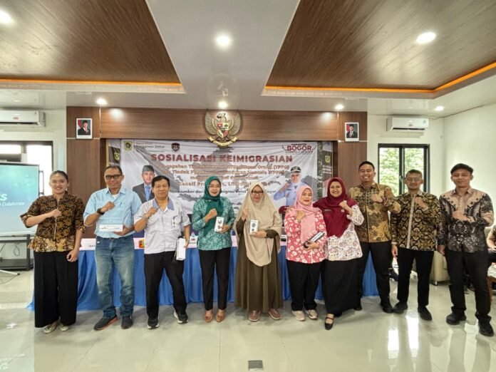 Sosialisasi Keimigrasian di Kelurahan Nanggewer Mekar, membahas pentingnya pencegahan TPPO dan TPPM untuk menciptakan masyarakat yang lebih waspada dan terlindungi. Foto: Imigrasi Bogor