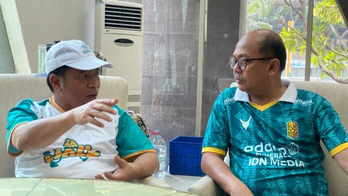 Ketua Umum Forjukafi Wahyu Muryadi bersama Sekjen Kemenag Kamaruddin Amin membahas kolaborasi literasi zakat dan wakaf di Jakarta. Foto: Harnas.id/ IJS