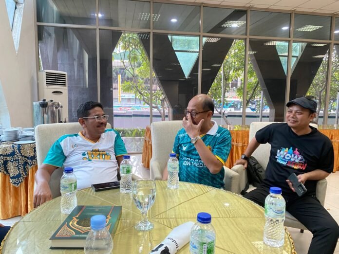 Ketua Umum Forjukafi Wahyu Muryadi bersama Dirjen Bimas Islam Prof. Dr. Abu Rokhmad diskusi literasi zakat dan wakaf. Foto: Harnas.id/ IJS